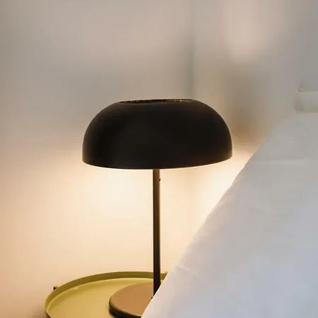 Bright And Renovated Studio // 5min From The Train Station アパート *