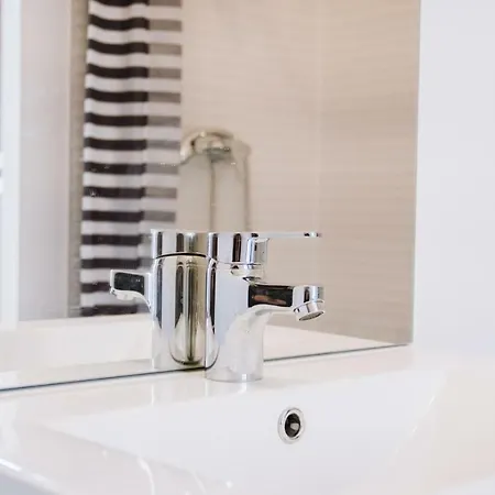 アパート Bright And Renovated Studio // 5min From The Train Station *
