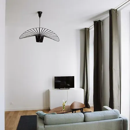 Bright And Renovated Studio // 5min From The Train Station アパート