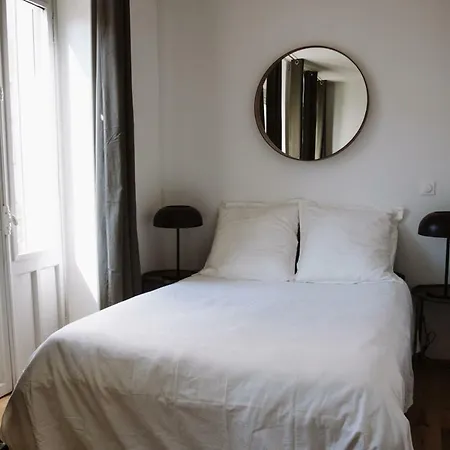 Bright And Renovated Studio // 5min From The Train Station *