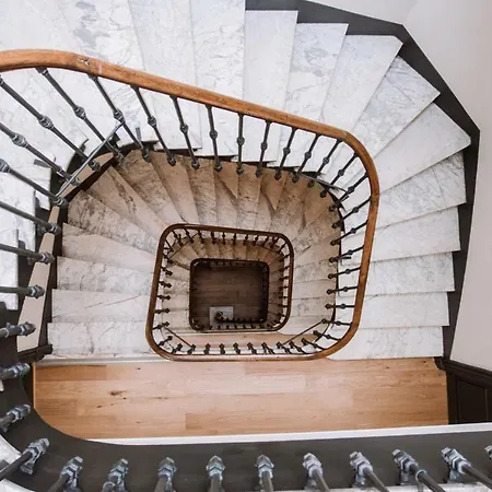 Bright And Renovated Studio // 5min From The Train Station *